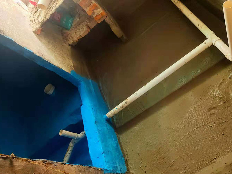 地面防水施工流程:清理基層：將墊層上松散的混凝土、砂漿等清洗干凈，凸出的鼓包剔除。 刷水泥素漿：配合比為水泥∶防水油，加上適量水拌合成粥狀，鋪攤在地面上，用掃帚均勻掃一遍。 抹底層砂漿：底層用1∶3水泥砂漿，摻入水泥重3%～5%的防水粉。拌好的砂漿倒在地上，用杠尺刮平，木抹子順平，鐵抹子壓一遍。 刷水泥素漿：常溫間隔1d后刷水泥素漿一道，配合比為水泥∶防水油加適量水。 抹面層砂漿：刷水泥素漿后，接著抹面層砂漿，配合比及做法用底層。