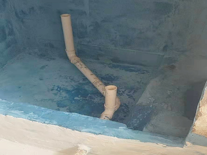 地面防水施工流程:清理基層：將墊層上松散的混凝土、砂漿等清洗干凈，凸出的鼓包剔除。 刷水泥素漿：配合比為水泥∶防水油，加上適量水拌合成粥狀，鋪攤在地面上，用掃帚均勻掃一遍。 抹底層砂漿：底層用1∶3水泥砂漿，摻入水泥重3%～5%的防水粉。拌好的砂漿倒在地上，用杠尺刮平，木抹子順平，鐵抹子壓一遍。 刷水泥素漿：常溫間隔1d后刷水泥素漿一道，配合比為水泥∶防水油加適量水。 抹面層砂漿：刷水泥素漿后，接著抹面層砂漿，配合比及做法用底層。