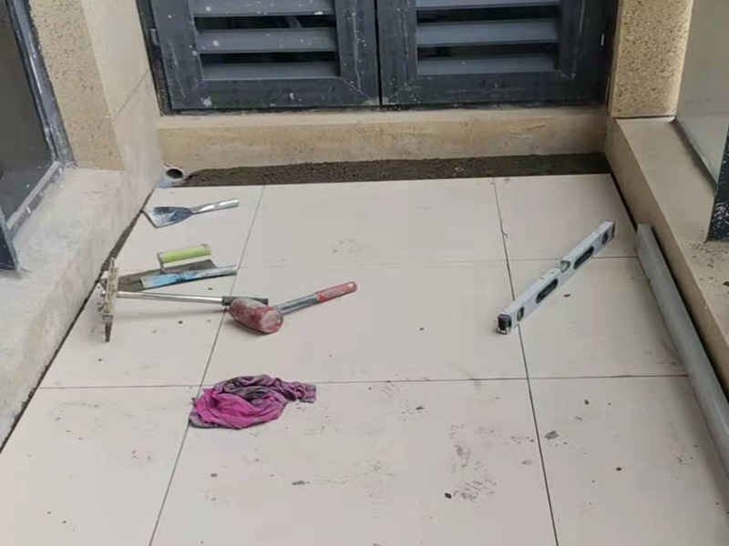 地磚鋪貼施工：干鋪法是將沙子和水泥按照3：1的比例混合后兌少量的水，使水泥和沙子混合到可以用手攥成團的黏稠度，將混合好的沙子水泥鋪在地面上，用一個平板把表面摸平。在瓷磚背面抹上黏稠度非常高的水泥，把瓷磚放到地面上，用橡皮錘敲實就完成了,主要用于地面瓷磚的鋪裝。 濕鋪法，是將沙子和水泥按照2：1的比例混合后兌水和好，水的量要多一些，使沙子和水泥的黏稠度高一些，然后涂抹到用水浸泡好的瓷磚背面貼到墻面上，濕鋪發主要應用與墻面。
