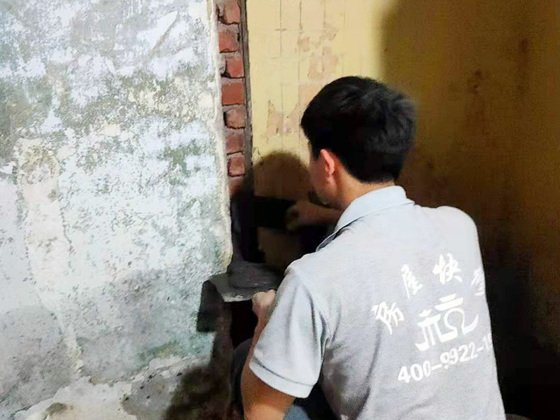 墻面抹水泥找平:步驟一：清理墻面；把墻面起皮和裂縫位置處理干凈，并用水泥砂漿補抹好，把殘留的灰渣鏟除干凈，然后把墻面清理干凈。需要注意的是：如果墻面吸水性比較強，要先用清水濕潤或是噴刷膠水做封底處理。  步驟二：第一遍刮膩子；水泥抹面的墻面最好配制底料，不僅能降低工程造價，還可以提高施工的質量。 步驟三：第二遍刮膩子；第一遍墻體干透后，可以上第二遍膩子進一步刮平。但是第二遍的膩子調兌不易過稀，它的含水量別過大，要保證第二遍膩子刮涂后的水分盡快被第一遍的膩子吸收，只有等到墻面水分減少到一定程度后方才可進