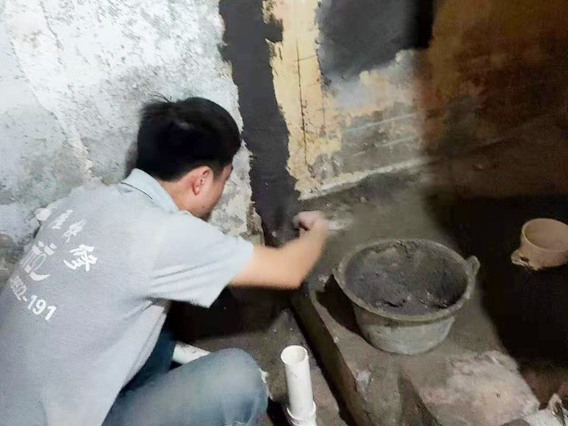 墻面抹水泥找平:步驟一：清理墻面；把墻面起皮和裂縫位置處理干凈，并用水泥砂漿補抹好，把殘留的灰渣鏟除干凈，然后把墻面清理干凈。需要注意的是：如果墻面吸水性比較強，要先用清水濕潤或是噴刷膠水做封底處理。  步驟二：第一遍刮膩子；水泥抹面的墻面最好配制底料，不僅能降低工程造價，還可以提高施工的質量。 步驟三：第二遍刮膩子；第一遍墻體干透后，可以上第二遍膩子進一步刮平。但是第二遍的膩子調兌不易過稀，它的含水量別過大，要保證第二遍膩子刮涂后的水分盡快被第一遍的膩子吸收，只有等到墻面水分減少到一定程度后方才可進