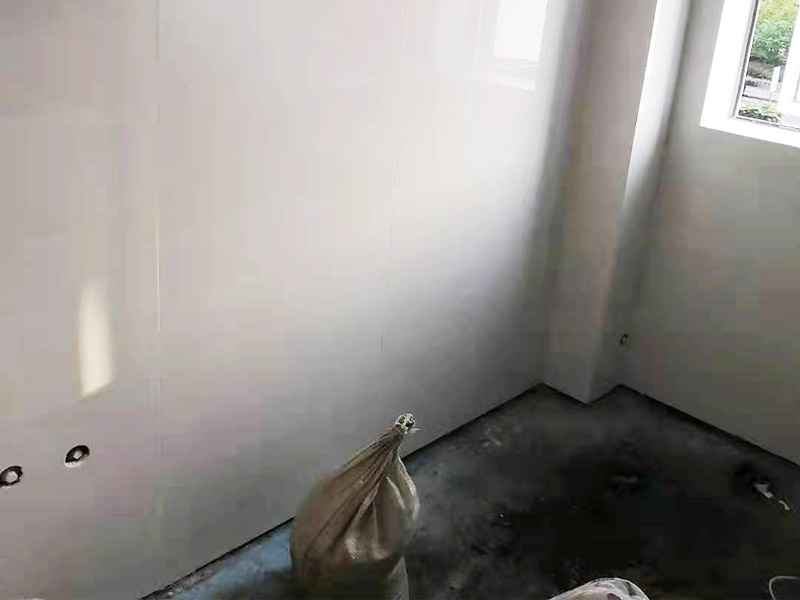 墻面瓷磚鋪貼：（1）基層處理：將塵土、雜物徹底清掃干凈，不得有空鼓、開裂及起砂等缺陷。 （2）彈線：施工前在墻體四周彈出標高控制線，在地面彈出十字線，以控制地磚分隔尺寸。 （3）預鋪：首先應在圖紙設計要求的基礎上，對地磚的色彩、紋理、表面平整等進行嚴格的挑選，然后按照圖紙要求預鋪。對于預鋪中可能出現的尺寸、色彩、紋理誤差等進行調整、交換，直至達到最佳效果，按鋪貼順利堆放整齊備用。 （4）鋪貼：鋪設選用1：3干硬性水泥砂漿，砂漿厚度25mm左右。鋪貼前將地磚背面濕潤，需正面干燥為宜。把地磚按照要求放在水泥砂漿上，用橡皮錘輕敲地磚飾面直至密實平整達到要求。 （5）勾縫：地磚鋪完后24h進行清理勾縫，勾縫前應先將地磚縫隙內雜質擦凈，用專用填縫劑勾縫。 （6）清理：施工過程中隨干隨清，完工后(一般宜在24h之后)再用棉紗等物對地磚表面進行清理。