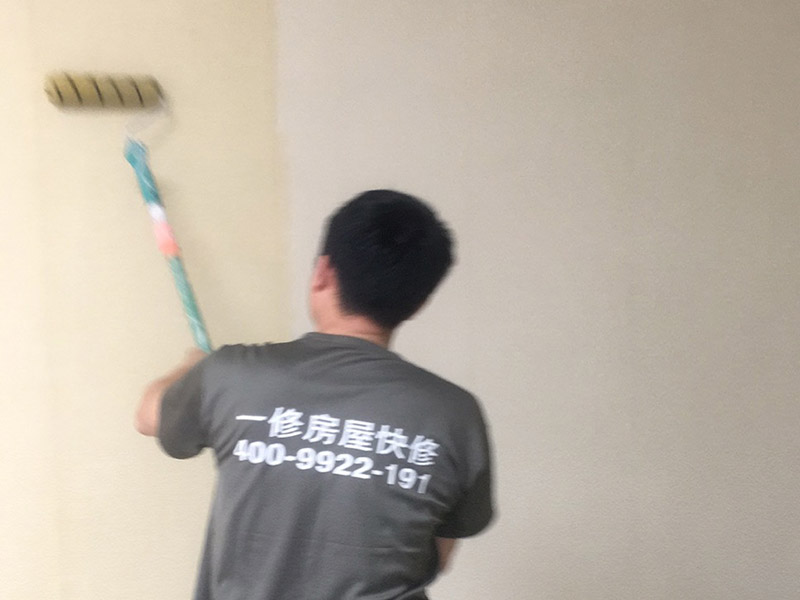 撕墻紙刷乳膠漆：1、首先，需要將壁紙清除干凈，弄濕了會更好撕下來。撕壞了也沒關(guān)系，反正壁紙是不要了的。只要保證墻面上干凈就OK。 2、然后，需要對墻面基層進(jìn)行打磨的。 3、如果拆完壁紙以后你發(fā)現(xiàn)基層并不平整的話，是需要進(jìn)行膩?zhàn)诱移焦ぷ鞯?；建議至少做一遍。 4、然后就是底漆和面漆的施工了。