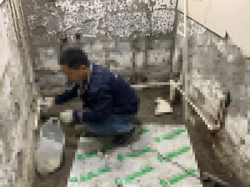 衛(wèi)生間水管鋪設(shè)：畫線→開槽→下料→預(yù)埋→預(yù)裝→檢查→安裝→調(diào)試→修補(bǔ)→備案 1、開槽：有的承重墻內(nèi)的鋼筋較多較粗，只能開淺槽或走明管，或繞走其他墻面； 2、調(diào)試：即通過打壓試驗(yàn)，如果沒有出現(xiàn)問題，水路施工就算完成了； 3、備案：完成水路布線圖，備案以便日后維修調(diào)試。