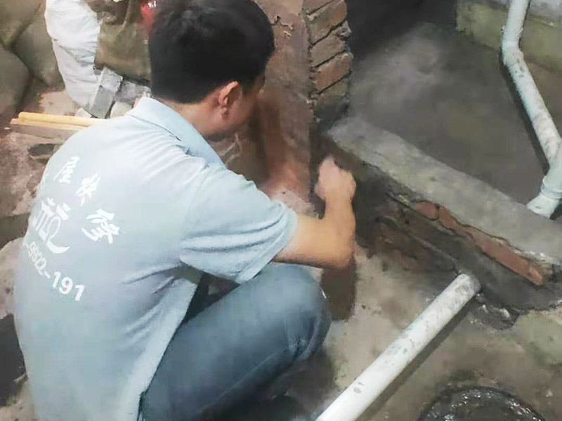 下水管周邊刷防水：1、首先，在已經(jīng)開好槽的地面清理完水泥塊及水泥灰塵，用水沖洗干凈，晾干大約一到兩天后檢查干燥沒問題的情況下刷防滲漏膠水，一般刷3遍。 2、接著放入水管，水管接口處刷好防水膠，多刷幾遍，完成后晾干； 3、檢查水管晾干后做水壓試驗，保證沒有漏水情況下，覆蓋水泥及地磚； 4、以上步驟完成后等待晾干，清理干凈，然后在地板縫隙處刷防滲漏膠水，特別在地漏及墻壁接縫處，馬桶安裝縫隙處，一般至少刷3遍以上，完全晾干后開始使用。