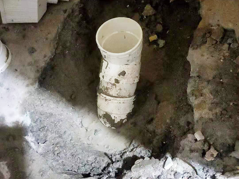 下水管周邊刷防水：1、首先，在已經(jīng)開好槽的地面清理完水泥塊及水泥灰塵，用水沖洗干凈，晾干大約一到兩天后檢查干燥沒問題的情況下刷防滲漏膠水，一般刷3遍。 2、接著放入水管，水管接口處刷好防水膠，多刷幾遍，完成后晾干； 3、檢查水管晾干后做水壓試驗，保證沒有漏水情況下，覆蓋水泥及地磚； 4、以上步驟完成后等待晾干，清理干凈，然后在地板縫隙處刷防滲漏膠水，特別在地漏及墻壁接縫處，馬桶安裝縫隙處，一般至少刷3遍以上，完全晾干后開始使用。
