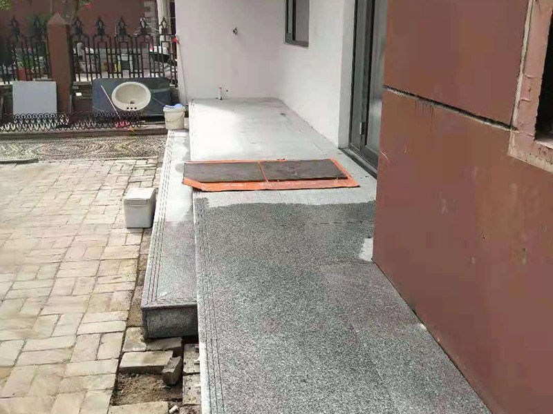 陽臺地磚鋪貼施工:先將選購的地磚清理干凈，并浸泡2小時以上。浸泡是為了讓地磚充分的吸足水分，以免在鋪貼完成后吸取材料中的水分，造成粘著劑水分不足，影響粘著牢固度， 從而引起空鼓、脫落的情況。地磚在充分浸水后和開始鋪貼前需要從水中取出并擦去表面水分，以便進行鋪貼。 地磚的鋪貼一般按照由門窗邊(或陽臺)開始，從上到下，由左及右的順序行進。具體的鋪貼方法為：先用水潤曾找平層，用鏟子將泥砂漿(或其它粘著劑)抹在瓷磚背面，再將地磚貼在墻面，再用鏟柄或橡膠錘輕敲地磚，使泥砂漿充滿墻面與地磚之間的空間。