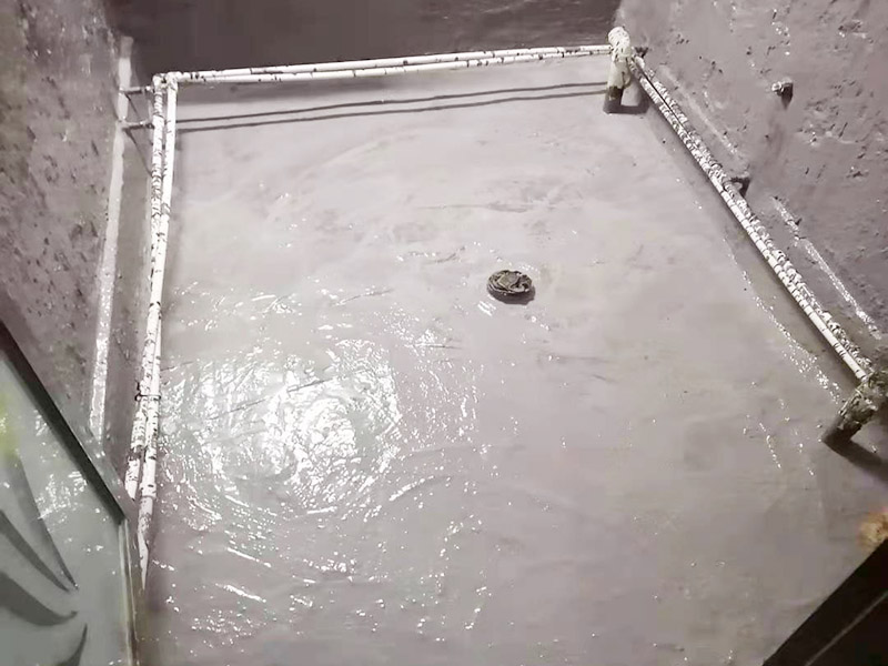 浴室拆除地面找平防水：因為地面找平的水泥有沒有干透跟當地的氣候和當時的季節以及當天的天氣等都有著密切的關系，如果想要看地面的水泥是否干透，可以用堅硬的東西在地面上劃動一下，如果出現白色粉末狀即為干透的水泥，這個時候就可以進行衛生間的防水處理了。 第一步就是涂抹防水涂料，但是因為普通的住宅衛生間普遍都比較小，并且都會有管線穿過樓板的情況，因此在做衛生間防水時一般都是涂抹防水涂料而不是采用卷材來進行防水。