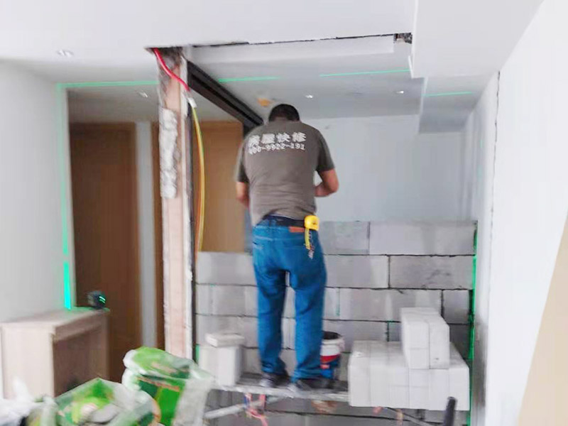 房屋局部改造：衛生間改造中水電的改造尤為重要且需要最早開始著手，由于會涉及到浴霸采暖、燈光的線路走向、水管的入墻等問題，所以在改造之前需制定一個詳細的水電走向設計，從而提高安全質量以及滿足裝修業主們生活的需要。衛生間內的防水涂料是由地面延伸到墻面的，涂刷過程中精良的保證厚度均勻。還需要處理好地面和墻面交界處的各類管件的涂刷。待防水處理完全確定后，等待地面干透就可以做后續的工程了。