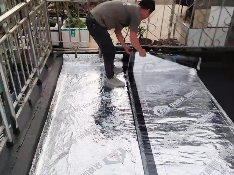 房屋局部改造：衛生間改造中水電的改造尤為重要且需要最早開始著手，由于會涉及到浴霸采暖、燈光的線路走向、水管的入墻等問題，所以在改造之前需制定一個詳細的水電走向設計，從而提高安全質量以及滿足裝修業主們生活的需要。衛生間內的防水涂料是由地面延伸到墻面的，涂刷過程中精良的保證厚度均勻。還需要處理好地面和墻面交界處的各類管件的涂刷。待防水處理完全確定后，等待地面干透就可以做后續的工程了。