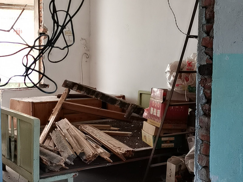 老房子拆除改造：首先切斷電路，然后再關閉排水得管道，撤出家具和手架外加燈具的拆除，然后拆除室內額的一切門窗最后，進行地板剔除。拆除流程第一步是從天花板開始，由上至下進行拆除，注意我們在拆除的過程中可能會造成噪音和粉塵污染，所以，合理的安排是非常重要的。因此我們應當嚴格執行工作的程序，拆除天花板之前，要把外窗封閉。以防噪音與粉塵出來，從而保護我們周圍的環境不被污染。
