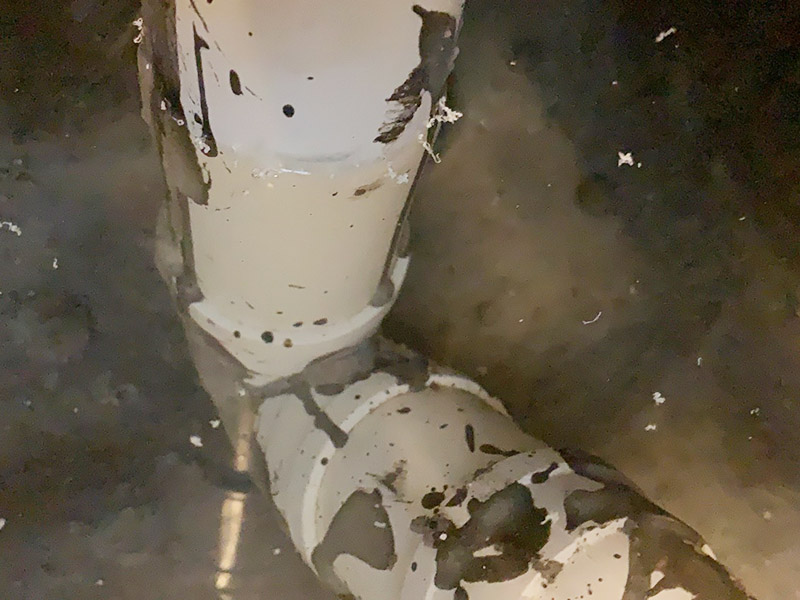 墻地面閉水試驗：1、等防水涂層徹底干透（一般為48小時）后，才可以進行閉水實驗。 2、閉水實驗顧名思義就是要將水的排泄口堵死，檢查是否滲水。具體做法就是將所有下水管道堵塞住，門口處用雨水泥或膩子粉堆高，擋住外流的水。 3、準備工作做好后，就要開始放水了，讓空間水積存3cm到5cm，然后對初始水位進行標記。 4、水放好后，靜待24小時，然后觀察水位是否下降，樓下是否滲水。 若沒有滲水現象，說明地面防水做的很成功。 5、輕質墻體須做淋水試驗，用水管在墻面自上而下不間斷噴淋3分鐘，4小時以后觀察墻體的另一側是否會出現滲透現象，如果無滲透可認為防水施工驗收合格。