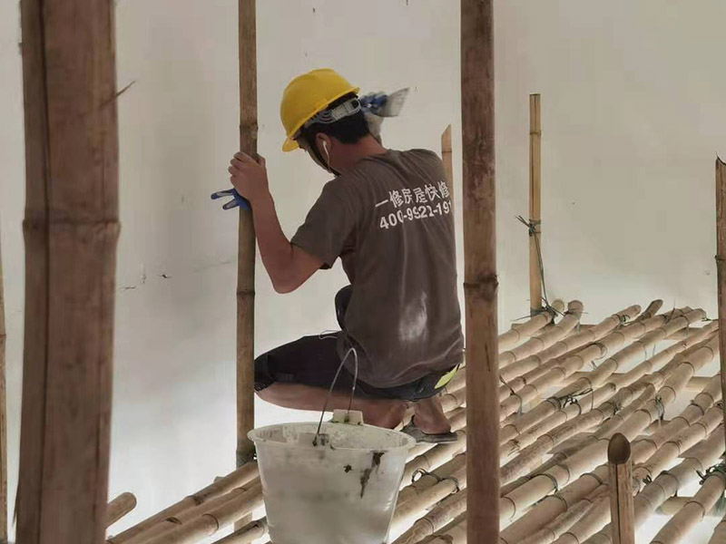 工地墻面搭建施工：腳手架地基與基礎施工，必須根據腳手架的搭設高度、搭設場地的土質情況進行處理。 腳手架底座標高宜高于自然地坪50mm腳手架基礎必須平整，回填土必須夯實。 立桿（豎管）每根立桿底部應設置底座或墊板。 在刮膩子之前，先用尺子檢測一下墻面的平整度。在施工時，對不平整的地方進行多次涂刮，修補好不平整的區域。一般膩子刮兩遍即可，每次膩子刮完后要進行打磨，可以讓墻面更加光滑。膩子干透后，再對墻面進行油漆涂刷。底漆要先刷，施工力度要均勻，這樣漆膜厚度也相對一致，然后開始面漆施工。一定要讓漆面自然干透。