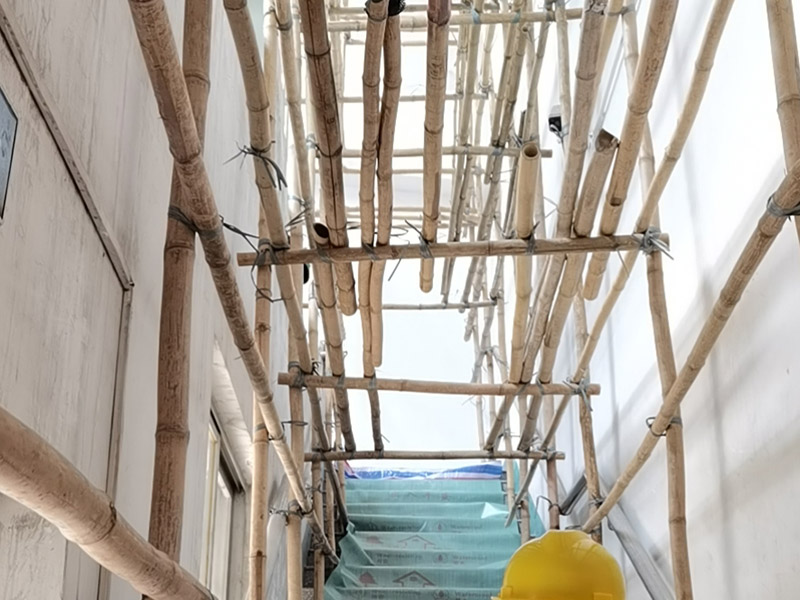 工地墻面搭建施工：腳手架地基與基礎施工，必須根據腳手架的搭設高度、搭設場地的土質情況進行處理。 腳手架底座標高宜高于自然地坪50mm腳手架基礎必須平整，回填土必須夯實。 立桿（豎管）每根立桿底部應設置底座或墊板。 在刮膩子之前，先用尺子檢測一下墻面的平整度。在施工時，對不平整的地方進行多次涂刮，修補好不平整的區域。一般膩子刮兩遍即可，每次膩子刮完后要進行打磨，可以讓墻面更加光滑。膩子干透后，再對墻面進行油漆涂刷。底漆要先刷，施工力度要均勻，這樣漆膜厚度也相對一致，然后開始面漆施工。一定要讓漆面自然干透。