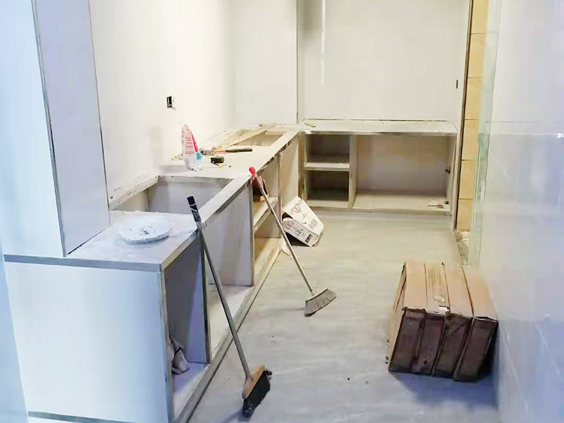 廚房櫥柜定制安裝：初次測量應該在水電改造之前，水電工、工長最好都在場，要結(jié)合廚房的水電布局，綜合考慮，是否需要對水電管道進行改裝等。并告知道設計師自己需要的廚電與打算放置的位置。此次測量后，設計師根據(jù)廚房空間設計出整體櫥柜的雛形以及廚房的水電改造圖紙。水電施工工人根據(jù)圖紙施工。 二次測量的時間一般都在水電改造、墻地磚施工完成之后。這次測量，數(shù)據(jù)一定要精確，廚電位置與尺寸也要確定下來。設計師需要根據(jù)測量結(jié)果，出定制櫥柜的最終精確設計圖。