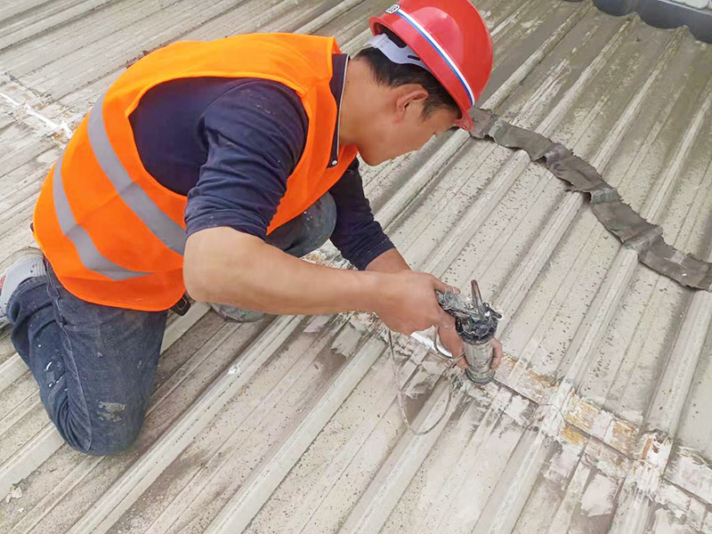 工廠屋頂漏水修補案例:首先要搞明白漏水的原因或地方。一般穿透是屋頂漏水的主要原因，比如混凝土出現(xiàn)裂縫、金屬屋頂出現(xiàn)銹孔等，大家可以根據(jù)屋內(nèi)的水質(zhì)、黑痕或者是霉菌進行確定。如果漏水的點比較小，或者是裂縫比較短，可以采取區(qū)域性修補，如果漏水地方比較大、屋頂?shù)牧芽p比較多，可以采取整屋修補。 屋頂表面清潔處理的工具至少包括掃帚，簸箕，一個或多個刮刀。要仔細清除任何一個可以影響到防水效果的雜物，對混凝土裂縫我們可以進行擴增，然后使用工具將裂縫中的污泥清除干凈。 對屋頂進行防水處理: 1、基層潤濕：涂刷之前，若基層較干燥，需在基層灑水潤濕，以確保涂膜附著強度； 2、大面施工：按照防水涂刷范圍，做第一遍涂膜施工，由墻面涂刷至地面； 3、涂刷厚度：第一遍涂膜不要涂刷過厚，涂膜厚度在0.5mm左右即可； 4、涂刷后處理：涂膜完成后確保防水施工部位空氣流通，做好防雨措施，并在門口設(shè)立警示牌，避免涂膜固化前防水涂層遭到破壞。在操作完成后一定要進行仔細的檢測，尤其墻縫、拐角以及容易積水的地方。