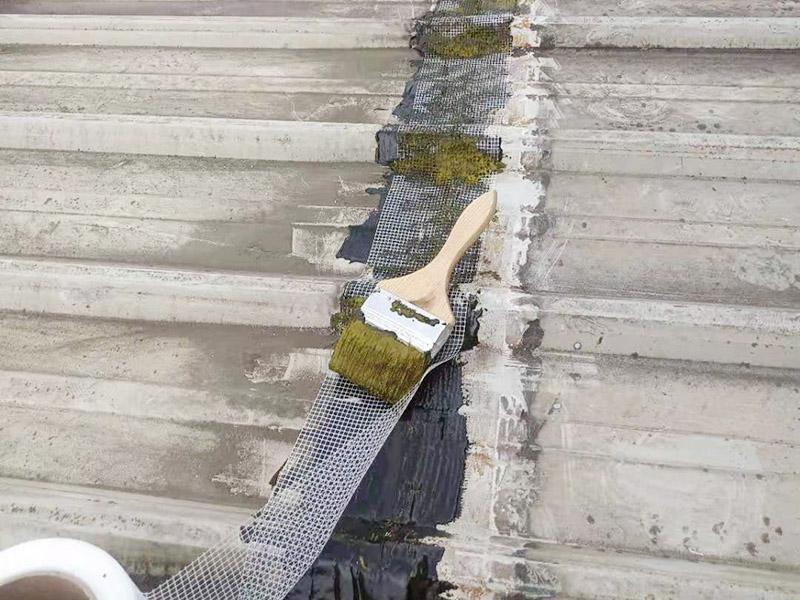 工廠屋頂漏水修補案例:首先要搞明白漏水的原因或地方。一般穿透是屋頂漏水的主要原因，比如混凝土出現(xiàn)裂縫、金屬屋頂出現(xiàn)銹孔等，大家可以根據(jù)屋內(nèi)的水質(zhì)、黑痕或者是霉菌進行確定。如果漏水的點比較小，或者是裂縫比較短，可以采取區(qū)域性修補，如果漏水地方比較大、屋頂?shù)牧芽p比較多，可以采取整屋修補。 屋頂表面清潔處理的工具至少包括掃帚，簸箕，一個或多個刮刀。要仔細清除任何一個可以影響到防水效果的雜物，對混凝土裂縫我們可以進行擴增，然后使用工具將裂縫中的污泥清除干凈。 對屋頂進行防水處理: 1、基層潤濕：涂刷之前，若基層較干燥，需在基層灑水潤濕，以確保涂膜附著強度； 2、大面施工：按照防水涂刷范圍，做第一遍涂膜施工，由墻面涂刷至地面； 3、涂刷厚度：第一遍涂膜不要涂刷過厚，涂膜厚度在0.5mm左右即可； 4、涂刷后處理：涂膜完成后確保防水施工部位空氣流通，做好防雨措施，并在門口設(shè)立警示牌，避免涂膜固化前防水涂層遭到破壞。在操作完成后一定要進行仔細的檢測，尤其墻縫、拐角以及容易積水的地方。