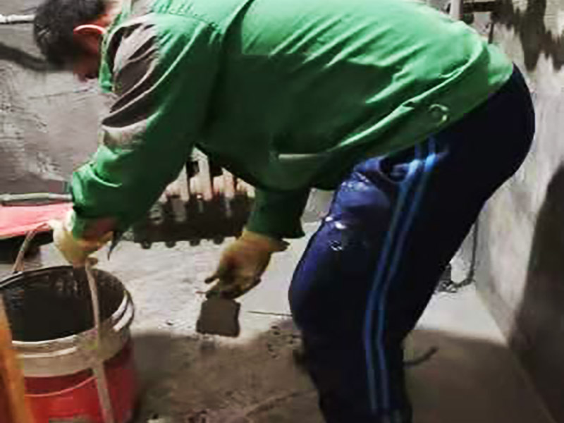 衛生間墻地面刷防水：在涂刷防水涂層之前，先要清理墻面和地面。同時，要用連接的氣泵皮管吹盡陰角處的浮層，要量出防水層的高度并劃出基準線，刷防水涂料時要先刷基準線以下位置，并在墻面和地面連接陰角處刷成八字，上下交叉，交接處接應有200mm，不得有漏刷情況出現。 墻角涂刷完成后，沿基準線涂刷墻體：第一遍涂刷墻面時，應上下縱向涂刷，第二遍涂刷墻體，應左右橫向涂刷。 地面防水涂料的涂刷應該從房間里側向門口涂刷，地面水管接口處尤其要仔細涂刷，不能有任何遺漏。 在涂刷完防水涂料后，不能立刻貼瓷鉆，還必須對衛生間等空間進行防水測試。防水測試具體辦法是：堵住衛生間排水口、地漏等，然后將衛生間積水2~3cm。24小時后到樓下查看是否有水滲漏，一旦發現有滲水痕跡，必須馬上返工。如果等到墻地磚鋪貼完畢才發現防水滲漏的問題，則必須將墻地磚全部敲掉重新做防水，這樣的話工程量和損耗會增大很多。