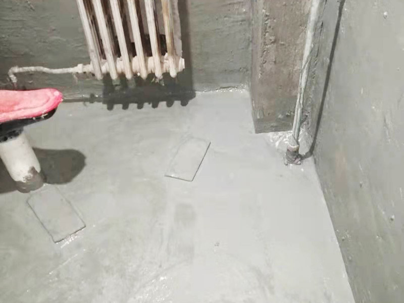 衛生間墻地面刷防水：在涂刷防水涂層之前，先要清理墻面和地面。同時，要用連接的氣泵皮管吹盡陰角處的浮層，要量出防水層的高度并劃出基準線，刷防水涂料時要先刷基準線以下位置，并在墻面和地面連接陰角處刷成八字，上下交叉，交接處接應有200mm，不得有漏刷情況出現。 墻角涂刷完成后，沿基準線涂刷墻體：第一遍涂刷墻面時，應上下縱向涂刷，第二遍涂刷墻體，應左右橫向涂刷。 地面防水涂料的涂刷應該從房間里側向門口涂刷，地面水管接口處尤其要仔細涂刷，不能有任何遺漏。 在涂刷完防水涂料后，不能立刻貼瓷鉆，還必須對衛生間等空間進行防水測試。防水測試具體辦法是：堵住衛生間排水口、地漏等，然后將衛生間積水2~3cm。24小時后到樓下查看是否有水滲漏，一旦發現有滲水痕跡，必須馬上返工。如果等到墻地磚鋪貼完畢才發現防水滲漏的問題，則必須將墻地磚全部敲掉重新做防水，這樣的話工程量和損耗會增大很多。