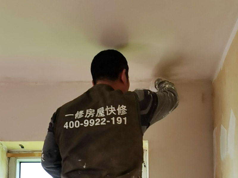 墻面刮膩子修補：1、鏟墻皮：可以做輕微潤水實驗，檢驗原涂層附著力是否合格，如果原基層膩子較差，則需要鏟除，重新石膏找平。 2、墻體封閉墻固一遍：目的是封閉墻體潮氣、增強膩子與墻體之間的結合力。如果遇到老房子，可刷墻固增加保險系數。 3、陰角處理兩面“彈線”（注意垂直度），陽角處理用靠尺就可以了，然后用石膏粉加膠調制石膏膩子找直。 4、墻體找平：先檢查墻體有無“空鼓”、裂縫及施工洞，然后用稍長一點的鋁合金直尺檢查頂部和墻面的凹陷部位，做標記，用石膏膩子墊平。 5、正式刮膩子：石膏膩子干透后刮膩子（每遍必須徹底干透）。檢查膩子是否干透方法有二：首先觀察顏色是否一致；再就是看打磨的時候有沒“粘砂紙”現象。 6、強燈光斜射打磨：可用204＃－360＃砂紙。不可用粗砂紙，否則打磨后的墻面有痕跡，刷完涂料后有凹凸不平現象，影響美觀。