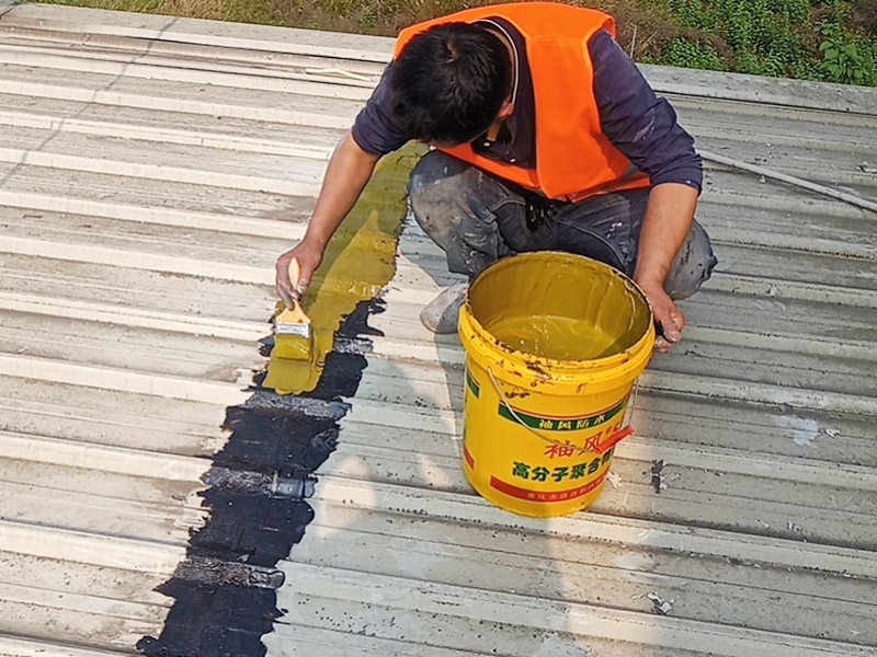 輕鋼瓦屋頂防水打膠:清理基層，施工前要將基層表面的塵土和雜物清理干凈，然后用熱熔法改性瀝青卷材對(duì)防水層施工前在水落口、管根、陰陽(yáng)角等細(xì)部先做好附加層。 1、陰雨天氣不能進(jìn)行防水工作和保溫施工。 2、卷材的防水層質(zhì)量要符合要求，干燥程度要達(dá)到一定標(biāo)準(zhǔn)。 3、屋頂?shù)墓战恰⑻鞙虾途聿拇罱印⑺淇诘裙?jié)點(diǎn)部位，要鋪貼牢固，要符合屋面防水工程技術(shù)規(guī)范。 4、防水卷材鋪貼時(shí)基層和卷材之間的排氣要充分，避免過度拉緊和皺褶。 5、防水卷材鋪貼要順直，要嚴(yán)格按照基層的彈標(biāo)線來施工。 6、鋪設(shè)保溫層時(shí)一定要保護(hù)好防水層。