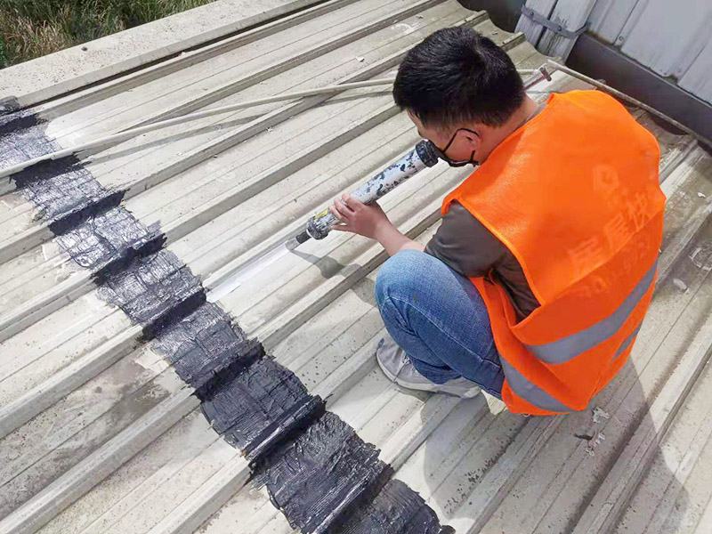 輕鋼瓦屋頂防水打膠:清理基層，施工前要將基層表面的塵土和雜物清理干凈，然后用熱熔法改性瀝青卷材對(duì)防水層施工前在水落口、管根、陰陽(yáng)角等細(xì)部先做好附加層。 1、陰雨天氣不能進(jìn)行防水工作和保溫施工。 2、卷材的防水層質(zhì)量要符合要求，干燥程度要達(dá)到一定標(biāo)準(zhǔn)。 3、屋頂?shù)墓战恰⑻鞙虾途聿拇罱印⑺淇诘裙?jié)點(diǎn)部位，要鋪貼牢固，要符合屋面防水工程技術(shù)規(guī)范。 4、防水卷材鋪貼時(shí)基層和卷材之間的排氣要充分，避免過度拉緊和皺褶。 5、防水卷材鋪貼要順直，要嚴(yán)格按照基層的彈標(biāo)線來施工。 6、鋪設(shè)保溫層時(shí)一定要保護(hù)好防水層。