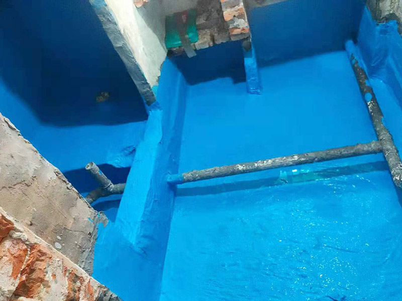 浴室防水裝修：首先要將墻面地面都要清潔干凈，這點非常重要，不能有散沙、土、石塊等干擾基層。如果基層開發(fā)商做的很不好的話，表面還要刷一層界面劑以防止墻面表面起沙。用噴壺將陰角部分和管根部分噴水，噴水的主要目的就是防止墻面吸收了堵漏寶太多的水分，造成堵漏寶沒有和墻面凝結在一起。那么噴多少水呢，建議以表面沒有明顯積水為宜。刷完以后，將第一遍堵漏上鋪好網(wǎng)格布，主要是防止堵漏初凝以后裂開。然后進行第二遍涂刷堵漏，刷完就要進行下面柔韌性防水涂刷的步驟了。