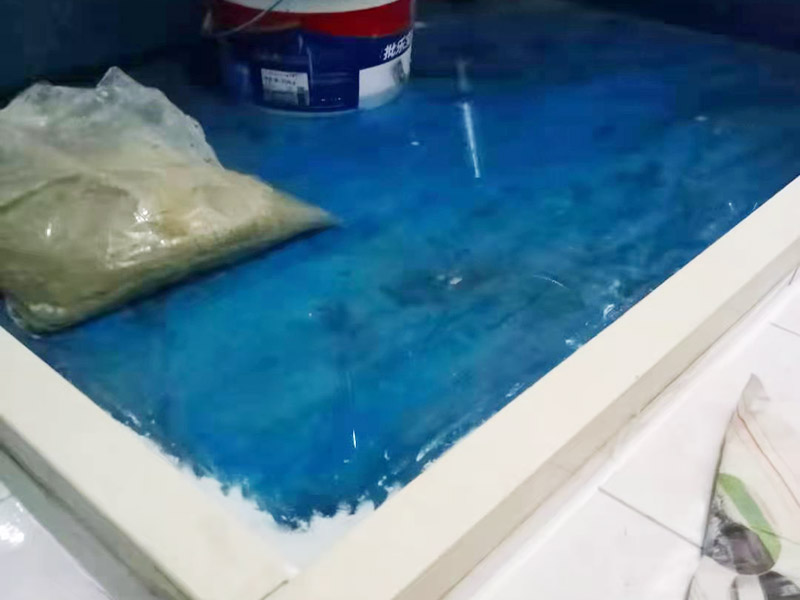 浴室防水裝修：首先要將墻面地面都要清潔干凈，這點非常重要，不能有散沙、土、石塊等干擾基層。如果基層開發(fā)商做的很不好的話，表面還要刷一層界面劑以防止墻面表面起沙。用噴壺將陰角部分和管根部分噴水，噴水的主要目的就是防止墻面吸收了堵漏寶太多的水分，造成堵漏寶沒有和墻面凝結在一起。那么噴多少水呢，建議以表面沒有明顯積水為宜。刷完以后，將第一遍堵漏上鋪好網(wǎng)格布，主要是防止堵漏初凝以后裂開。然后進行第二遍涂刷堵漏，刷完就要進行下面柔韌性防水涂刷的步驟了。