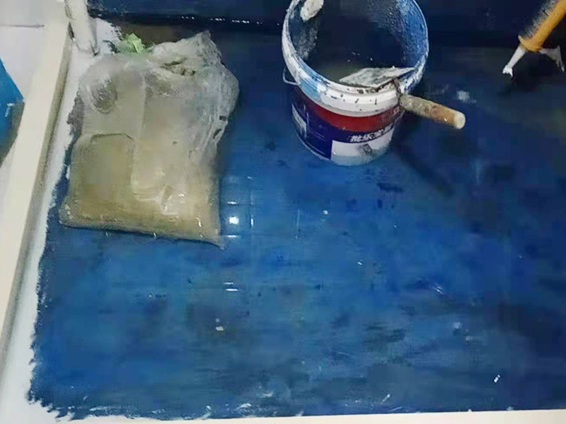 浴室防水裝修：首先要將墻面地面都要清潔干凈，這點非常重要，不能有散沙、土、石塊等干擾基層。如果基層開發(fā)商做的很不好的話，表面還要刷一層界面劑以防止墻面表面起沙。用噴壺將陰角部分和管根部分噴水，噴水的主要目的就是防止墻面吸收了堵漏寶太多的水分，造成堵漏寶沒有和墻面凝結在一起。那么噴多少水呢，建議以表面沒有明顯積水為宜。刷完以后，將第一遍堵漏上鋪好網(wǎng)格布，主要是防止堵漏初凝以后裂開。然后進行第二遍涂刷堵漏，刷完就要進行下面柔韌性防水涂刷的步驟了。