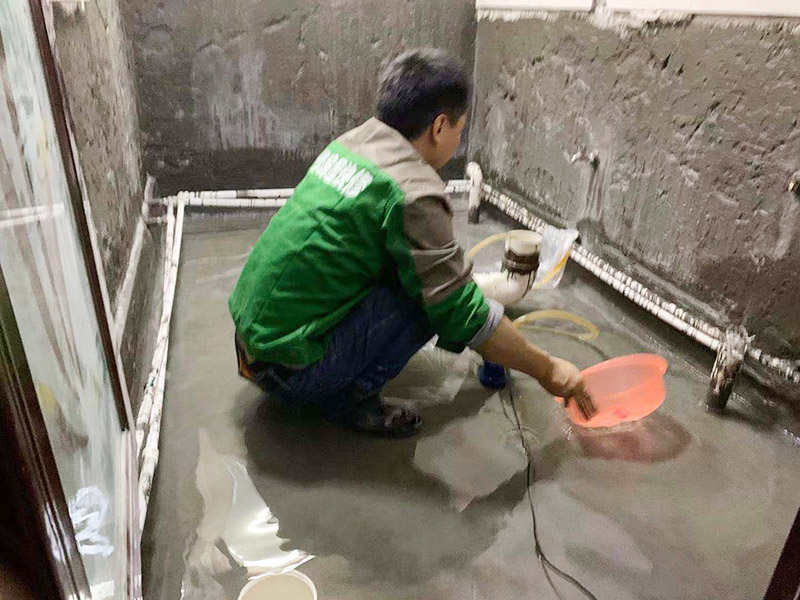 衛生間改造閉水試驗：將不需要或是不滿意的地方進行拆除后，留下的成品需要進行施工保護，防止磕碰到，還可防止被上面的重物或是棱角碰壞。將這些不滿意的地方進行拆除，且拆除之后的垃圾也要及時清理，避免阻礙施工進程。做好防水處理也是衛生間改造的重要一步。因為衛生間的水、水蒸氣極其常見，防水做不好極易導致墻面潮濕、發霉，電路出現問題等的情況。衛生間墻面上要做大約30厘米的防水涂料，以防積水浸透墻面，且要保證涂刷厚度均勻，還需要處理好地面和墻面交界處的各類管件的涂刷。待防水處理完全確定后，等待地面干透就可以做后續的工程了。