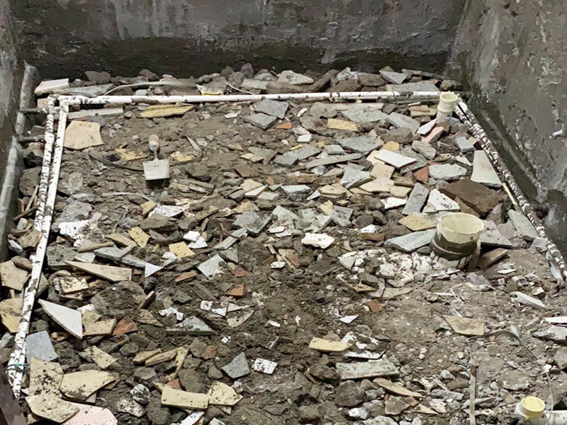 衛生間改造閉水試驗：將不需要或是不滿意的地方進行拆除后，留下的成品需要進行施工保護，防止磕碰到，還可防止被上面的重物或是棱角碰壞。將這些不滿意的地方進行拆除，且拆除之后的垃圾也要及時清理，避免阻礙施工進程。做好防水處理也是衛生間改造的重要一步。因為衛生間的水、水蒸氣極其常見，防水做不好極易導致墻面潮濕、發霉，電路出現問題等的情況。衛生間墻面上要做大約30厘米的防水涂料，以防積水浸透墻面，且要保證涂刷厚度均勻，還需要處理好地面和墻面交界處的各類管件的涂刷。待防水處理完全確定后，等待地面干透就可以做后續的工程了。