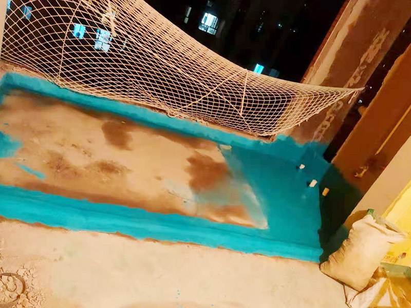 陽臺(tái)清理刷防水：在涂刷防水涂層之前，先要清理墻面和地面。同時(shí)，要用連接的氣泵皮管吹盡陰角處的浮層，在涂刷防水涂層之前，要量出防水層的高度并劃出基準(zhǔn)線。刷防水涂料時(shí)要先刷基準(zhǔn)線以下位置，并在墻面和地面連接陰角處刷成八字，上下交叉，交接處接應(yīng)有200mm，不得有漏刷情況出現(xiàn)。
墻角涂刷完成后，沿基準(zhǔn)線涂刷墻體：第一遍涂刷墻面時(shí)，應(yīng)上下縱向涂刷，第二遍涂刷墻體，應(yīng)左右橫向涂刷。
地面防水涂料的涂刷應(yīng)該從房間里側(cè)向門口涂刷，地面水管接口處尤其要仔細(xì)涂刷，不能有任何遺漏。
在涂刷完防水涂料后，不能立刻貼瓷鉆，