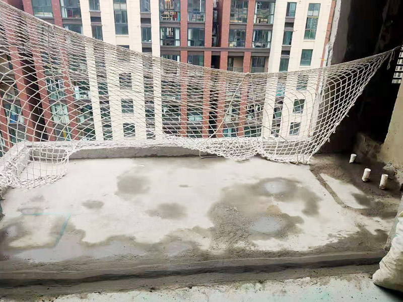 陽臺(tái)清理刷防水：在涂刷防水涂層之前，先要清理墻面和地面。同時(shí)，要用連接的氣泵皮管吹盡陰角處的浮層，在涂刷防水涂層之前，要量出防水層的高度并劃出基準(zhǔn)線。刷防水涂料時(shí)要先刷基準(zhǔn)線以下位置，并在墻面和地面連接陰角處刷成八字，上下交叉，交接處接應(yīng)有200mm，不得有漏刷情況出現(xiàn)。 墻角涂刷完成后，沿基準(zhǔn)線涂刷墻體：第一遍涂刷墻面時(shí)，應(yīng)上下縱向涂刷，第二遍涂刷墻體，應(yīng)左右橫向涂刷。 地面防水涂料的涂刷應(yīng)該從房間里側(cè)向門口涂刷，地面水管接口處尤其要仔細(xì)涂刷，不能有任何遺漏。 在涂刷完防水涂料后，不能立刻貼瓷鉆，