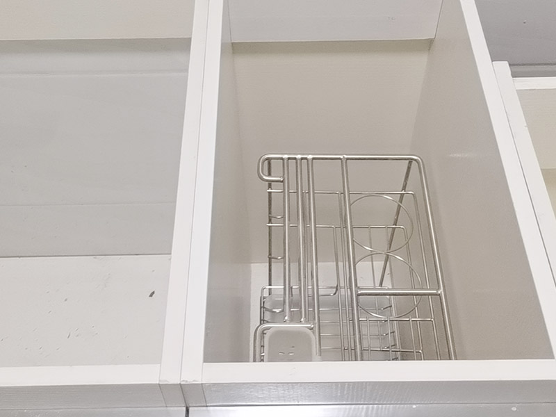 櫥柜安裝案例：安裝地柜前，工人應該對廚房地面進行清掃，以便準確測量地面水平。安裝時如果櫥柜與地面不能達到水平，櫥柜柜門的縫隙就無法平衡，安裝工人使用水平尺對地面、墻面進行測量后就能了解地面水平情況，最后調整櫥柜水平。 地柜安裝完畢后則可以進行吊柜安裝，安裝吊柜時，為了保證膨脹螺栓的水平，需要在墻面畫出水平線，一般情況下水平線與臺面的距離為650毫米，我們可以根據自身身高的情況，向工人提出地柜與吊柜之間距離的調整，以方便日后使用。