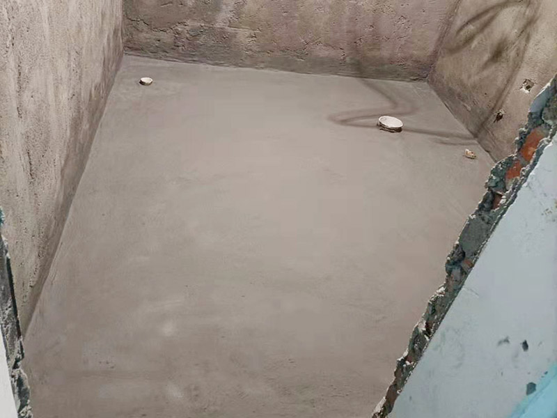 衛(wèi)生間墻地面刷防水：在涂刷防水涂層之前，先要清理墻面和地面。同時(shí)，要用連接的氣泵皮管吹盡陰角處的浮層，要量出防水層的高度并劃出基準(zhǔn)線(xiàn)，刷防水涂料時(shí)要先刷基準(zhǔn)線(xiàn)以下位置，并在墻面和地面連接陰角處刷成八字，上下交叉，交接處接應(yīng)有200mm，不得有漏刷情況出現(xiàn)。 墻角涂刷完成后，沿基準(zhǔn)線(xiàn)涂刷墻體：第一遍涂刷墻面時(shí)，應(yīng)上下縱向涂刷，第二遍涂刷墻體，應(yīng)左右橫向涂刷。地面防水涂料的涂刷應(yīng)該從房間里側(cè)向門(mén)口涂刷，地面水管接口處尤其要仔細(xì)涂刷，不能有任何遺漏。 在涂刷完防水涂料后，不能立刻貼瓷鉆，還必須對(duì)衛(wèi)生間等空間進(jìn)行防水測(cè)試。