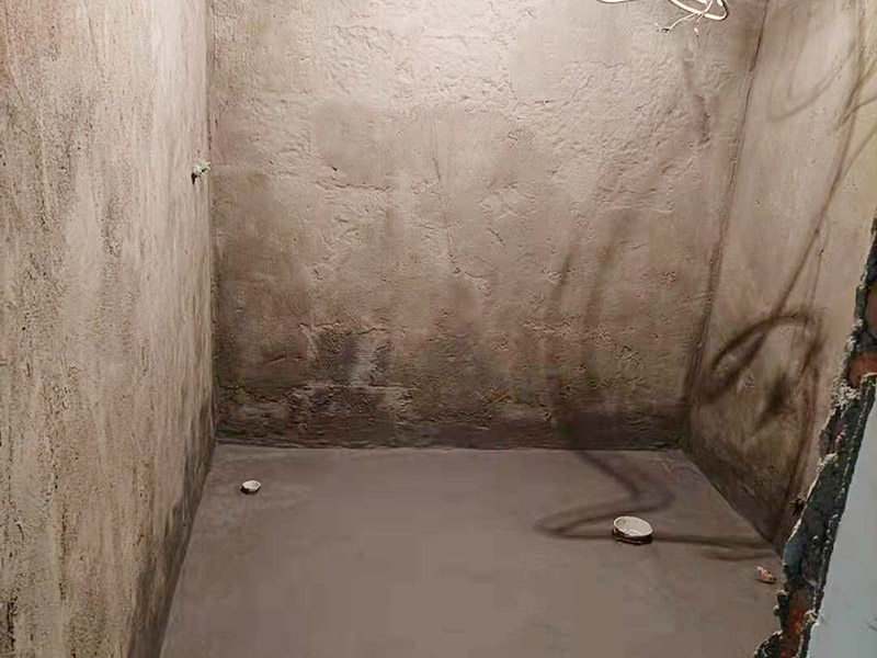 衛(wèi)生間墻地面刷防水：在涂刷防水涂層之前，先要清理墻面和地面。同時(shí)，要用連接的氣泵皮管吹盡陰角處的浮層，要量出防水層的高度并劃出基準(zhǔn)線(xiàn)，刷防水涂料時(shí)要先刷基準(zhǔn)線(xiàn)以下位置，并在墻面和地面連接陰角處刷成八字，上下交叉，交接處接應(yīng)有200mm，不得有漏刷情況出現(xiàn)。 墻角涂刷完成后，沿基準(zhǔn)線(xiàn)涂刷墻體：第一遍涂刷墻面時(shí)，應(yīng)上下縱向涂刷，第二遍涂刷墻體，應(yīng)左右橫向涂刷。地面防水涂料的涂刷應(yīng)該從房間里側(cè)向門(mén)口涂刷，地面水管接口處尤其要仔細(xì)涂刷，不能有任何遺漏。 在涂刷完防水涂料后，不能立刻貼瓷鉆，還必須對(duì)衛(wèi)生間等空間進(jìn)行防水測(cè)試。