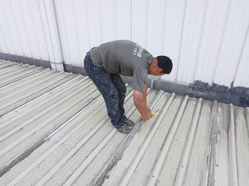 屋面防水打膠維修：1．一般在在干燥基面上施工防水涂料前應先濕潤基面至無明水為準，若基面潮濕但無明水可直接施工。 2．按配比先將防水漿料乳液倒入拌料桶中，然后再將粉料倒入，充分攪拌至均勻、無料粒糊狀，靜置十分鐘后再攪拌一下，效果更佳。