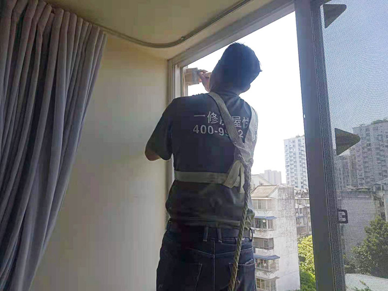 門窗漏水維修：首先將窗框與墻之間縫隙內的所有填充物都要剔除干凈，然后還用吹風機吹掃干凈。接著就是使用發泡膠來填縫，注意盡量把縫隙的填滿保證密實。這樣就把窗框和洞口之間的縫隙封閉起來，以此防止漏水。