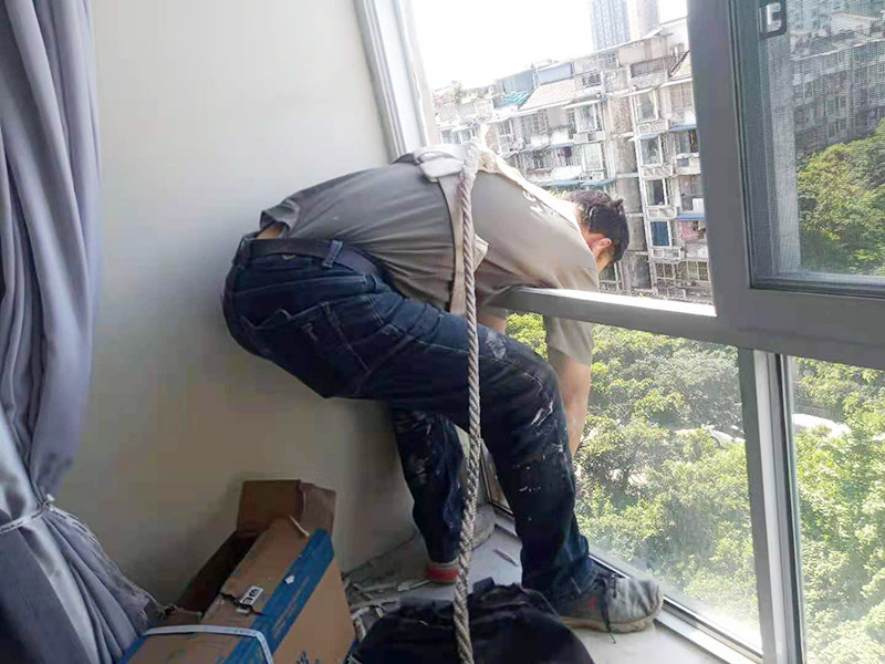 門窗漏水維修：首先將窗框與墻之間縫隙內的所有填充物都要剔除干凈，然后還用吹風機吹掃干凈。接著就是使用發泡膠來填縫，注意盡量把縫隙的填滿保證密實。這樣就把窗框和洞口之間的縫隙封閉起來，以此防止漏水。