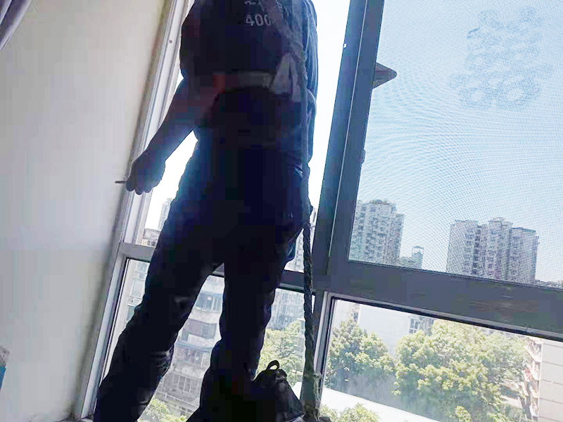 門窗漏水維修：首先將窗框與墻之間縫隙內的所有填充物都要剔除干凈，然后還用吹風機吹掃干凈。接著就是使用發泡膠來填縫，注意盡量把縫隙的填滿保證密實。這樣就把窗框和洞口之間的縫隙封閉起來，以此防止漏水。