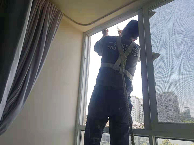 門窗漏水維修：首先將窗框與墻之間縫隙內的所有填充物都要剔除干凈，然后還用吹風機吹掃干凈。接著就是使用發泡膠來填縫，注意盡量把縫隙的填滿保證密實。這樣就把窗框和洞口之間的縫隙封閉起來，以此防止漏水。