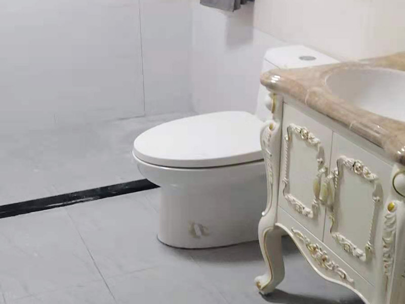 衛生間馬桶安裝：第一步：先檢查地面下水口，看其里面是否有垃圾堆積，如果有我們一定要仔細的檢查并清理干凈。如果清理不好很可能會引起馬桶堵塞等問題。 第二步：將馬桶的出水管先試著安裝放上去，在馬桶的栓孔眼的地方用記號筆做上記號，然后再挪開馬桶。 第三步：在做好記號的地方開一個直接為1.5-2cm，高度為6cm的孔，然后用水泥將1cm的螺栓捻牢在孔洞里面。然后將馬桶放上去看其是否吻合，檢查好后移開馬桶。然后在馬桶出水管和下水管扣周圍涂上油灰，然后將螺栓孔對準捻好的螺栓，擺正擰好。