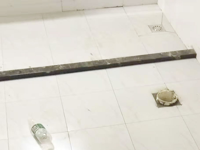 衛生間馬桶安裝：第一步：先檢查地面下水口，看其里面是否有垃圾堆積，如果有我們一定要仔細的檢查并清理干凈。如果清理不好很可能會引起馬桶堵塞等問題。 第二步：將馬桶的出水管先試著安裝放上去，在馬桶的栓孔眼的地方用記號筆做上記號，然后再挪開馬桶。 第三步：在做好記號的地方開一個直接為1.5-2cm，高度為6cm的孔，然后用水泥將1cm的螺栓捻牢在孔洞里面。然后將馬桶放上去看其是否吻合，檢查好后移開馬桶。然后在馬桶出水管和下水管扣周圍涂上油灰，然后將螺栓孔對準捻好的螺栓，擺正擰好。