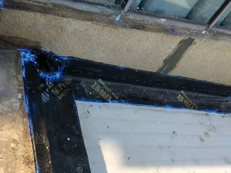 屋頂漏水怎么做？可以用耐候玻璃膠，或密封膠。一是利用玻璃房的坡度加大，將頂面雨水因勢利導的迅速排除；二是利用防水涂料堵塞玻璃桿件間的縫隙，要求無縫、無孔，以防止雨水滲漏。