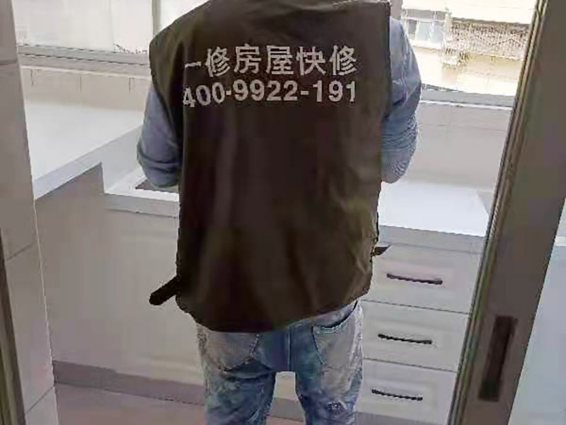 舊櫥柜更換安裝：櫥柜安裝一般先從地柜開始。把櫥柜外包裝拆開后。在櫥柜的邊緣貼上防火膜封邊。在下柜底部安裝上支腳，根據(jù)地面水平高度調(diào)整櫥柜。 櫥柜安裝需要找出基準(zhǔn)點，L型廚房從直角處向兩邊延伸，U型廚房則先將中間的一字型柜體放整齊后，再從兩個直角處向兩邊站看，這樣可以避免出現(xiàn)縫隙。 櫥柜框架安裝牢固定位后，需要在櫥柜背面。一般安裝下水都會現(xiàn)場開孔，工人會用專業(yè)的打孔器按照管道大小進(jìn)行打孔，打孔的直徑應(yīng)比管道大3-4毫米，并且打孔后要將開孔部分用密封條封邊，防止邊緣滲水木材變形。把打好孔的背板根據(jù)櫥柜位置，依次封裝進(jìn)去。接下去就是安裝吊柜了。同下柜一樣，吊柜也需要根據(jù)需要現(xiàn)場打孔，比如脫排油煙機的排煙管的孔位。