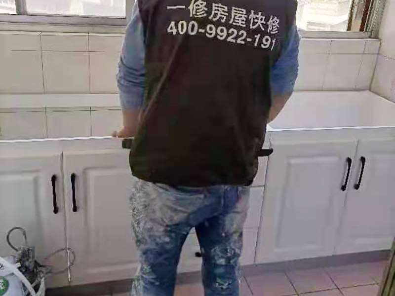 舊櫥柜更換安裝：櫥柜安裝一般先從地柜開始。把櫥柜外包裝拆開后。在櫥柜的邊緣貼上防火膜封邊。在下柜底部安裝上支腳，根據(jù)地面水平高度調(diào)整櫥柜。 櫥柜安裝需要找出基準(zhǔn)點，L型廚房從直角處向兩邊延伸，U型廚房則先將中間的一字型柜體放整齊后，再從兩個直角處向兩邊站看，這樣可以避免出現(xiàn)縫隙。 櫥柜框架安裝牢固定位后，需要在櫥柜背面。一般安裝下水都會現(xiàn)場開孔，工人會用專業(yè)的打孔器按照管道大小進(jìn)行打孔，打孔的直徑應(yīng)比管道大3-4毫米，并且打孔后要將開孔部分用密封條封邊，防止邊緣滲水木材變形。把打好孔的背板根據(jù)櫥柜位置，依次封裝進(jìn)去。接下去就是安裝吊柜了。同下柜一樣，吊柜也需要根據(jù)需要現(xiàn)場打孔，比如脫排油煙機的排煙管的孔位。