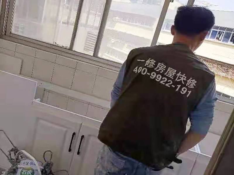 舊櫥柜更換安裝：櫥柜安裝一般先從地柜開始。把櫥柜外包裝拆開后。在櫥柜的邊緣貼上防火膜封邊。在下柜底部安裝上支腳，根據(jù)地面水平高度調(diào)整櫥柜。 櫥柜安裝需要找出基準(zhǔn)點，L型廚房從直角處向兩邊延伸，U型廚房則先將中間的一字型柜體放整齊后，再從兩個直角處向兩邊站看，這樣可以避免出現(xiàn)縫隙。 櫥柜框架安裝牢固定位后，需要在櫥柜背面。一般安裝下水都會現(xiàn)場開孔，工人會用專業(yè)的打孔器按照管道大小進(jìn)行打孔，打孔的直徑應(yīng)比管道大3-4毫米，并且打孔后要將開孔部分用密封條封邊，防止邊緣滲水木材變形。把打好孔的背板根據(jù)櫥柜位置，依次封裝進(jìn)去。接下去就是安裝吊柜了。同下柜一樣，吊柜也需要根據(jù)需要現(xiàn)場打孔，比如脫排油煙機的排煙管的孔位。