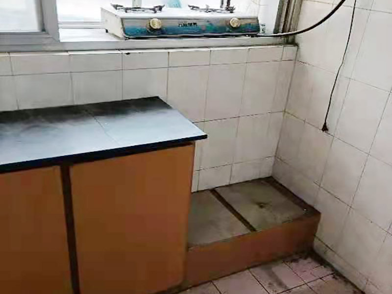 舊櫥柜更換安裝：櫥柜安裝一般先從地柜開始。把櫥柜外包裝拆開后。在櫥柜的邊緣貼上防火膜封邊。在下柜底部安裝上支腳，根據(jù)地面水平高度調(diào)整櫥柜。 櫥柜安裝需要找出基準(zhǔn)點，L型廚房從直角處向兩邊延伸，U型廚房則先將中間的一字型柜體放整齊后，再從兩個直角處向兩邊站看，這樣可以避免出現(xiàn)縫隙。 櫥柜框架安裝牢固定位后，需要在櫥柜背面。一般安裝下水都會現(xiàn)場開孔，工人會用專業(yè)的打孔器按照管道大小進(jìn)行打孔，打孔的直徑應(yīng)比管道大3-4毫米，并且打孔后要將開孔部分用密封條封邊，防止邊緣滲水木材變形。把打好孔的背板根據(jù)櫥柜位置，依次封裝進(jìn)去。接下去就是安裝吊柜了。同下柜一樣，吊柜也需要根據(jù)需要現(xiàn)場打孔，比如脫排油煙機的排煙管的孔位。