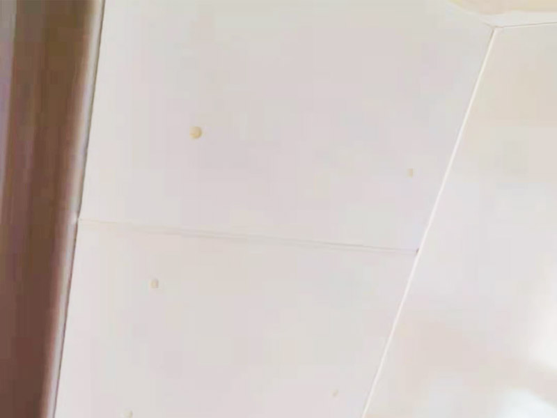局部改造維修：衛(wèi)生間改造中水電的改造尤為重要且需要最早開始著手，由于會涉及到浴霸采暖、燈光的線路走向、水管的入墻等問題，所以在改造之前需制定一個詳細(xì)的水電走向設(shè)計，從而提高安全質(zhì)量以及滿足裝修業(yè)主們生活的需要。 其次就是需要對其做相應(yīng)的防水處理。因為在日常的家庭中，衛(wèi)生間的水是處處可見的，非常潮濕。衛(wèi)生間內(nèi)的防水涂料是由地面延伸到墻面的，涂刷過程中精良的保證厚度均勻。還需要處理好地面和墻面交界處的各類管件的涂刷。待防水處理完全確定后，等待地面干透就可以做后續(xù)的工程了。 接下來就是貼瓷磚了。衛(wèi)生間改造中貼瓷磚不僅僅會有裝飾作用還能加強墻面和地面的防水效果。 衛(wèi)生間改造中一般都需要做吊頂處理，當(dāng)然，美觀的同時作為淋浴的場所防水等方面也需要注意