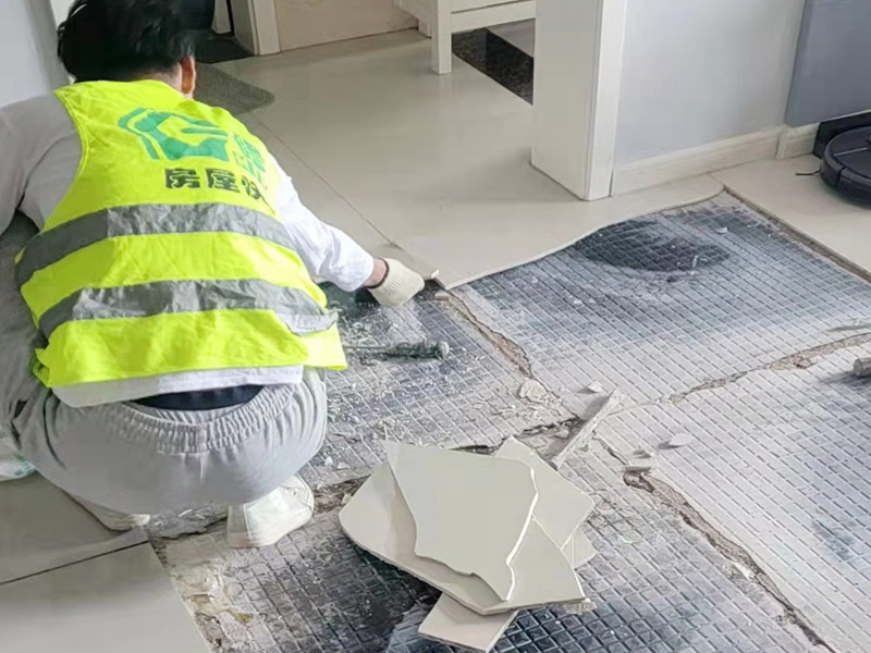 客廳地磚起翹修復：將油灰刀的邊緣滑入松散的瓷磚與其旁邊的瓷磚之間的接縫中。撬起瓷磚并將其移除。用金屬刮刀或小的撬桿的平坦邊緣刮掉基材和瓷磚背面的稀釋劑或瓷磚粘合劑。用相同的工具刮擦周圍空間的舊水泥漿。用清水沖洗除去翹起的瓷磚，然后用濕海綿擦拭，使其干凈。將砂漿抹在缺口邊緣上，然后將稀釋水泥砂漿抹在瓷磚的背面，將瓷磚鋪回原位。如果難以將瓷磚平整，則將瓷磚墊片插入接縫或修補物與包圍它的瓷磚之間的接縫或接縫中。刮掉多余的漿液，并讓該區域靜置約10分鐘。用水蘸軟海綿，然后輕輕擦拭修復區域。瓷磚上出現一層干粉后，請用干抹布擦拭。